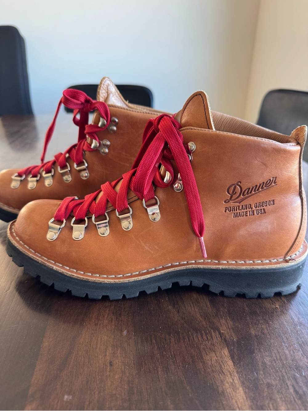 Danner Women's Mountain Light Cascade hiking boots red laces size 9.5 excellent